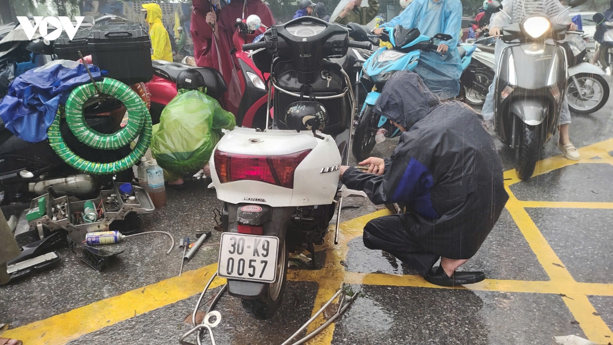 nguoi dan ha noi chat vat vuot qua cac diem ngap, tac de dua con toi truong hinh anh 8