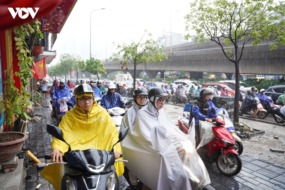 nguoi dan ha noi chat vat vuot qua cac diem ngap, tac de dua con toi truong hinh anh 2