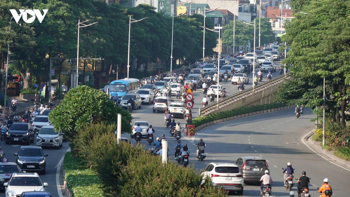 O to dan hang, xe may leo via he ngay dau di lam sau ky nghi le hinh anh 10