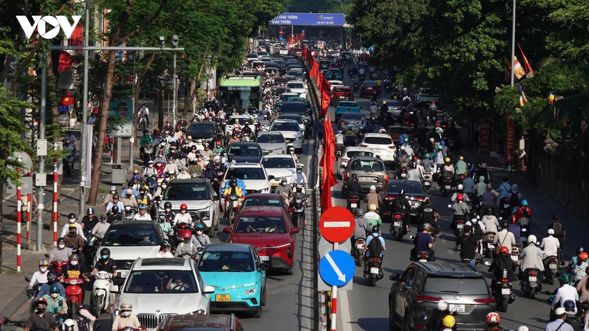 O to dan hang, xe may leo via he ngay dau di lam sau ky nghi le hinh anh 12