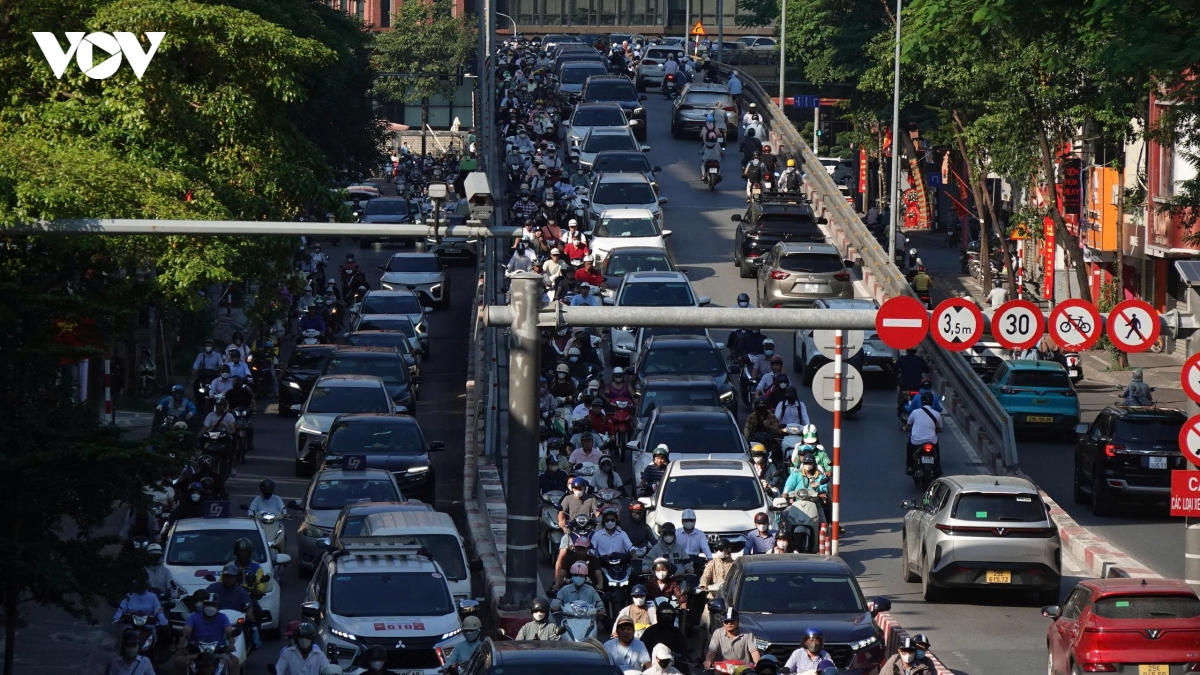 O to dan hang, xe may leo via he ngay dau di lam sau ky nghi le hinh anh 11