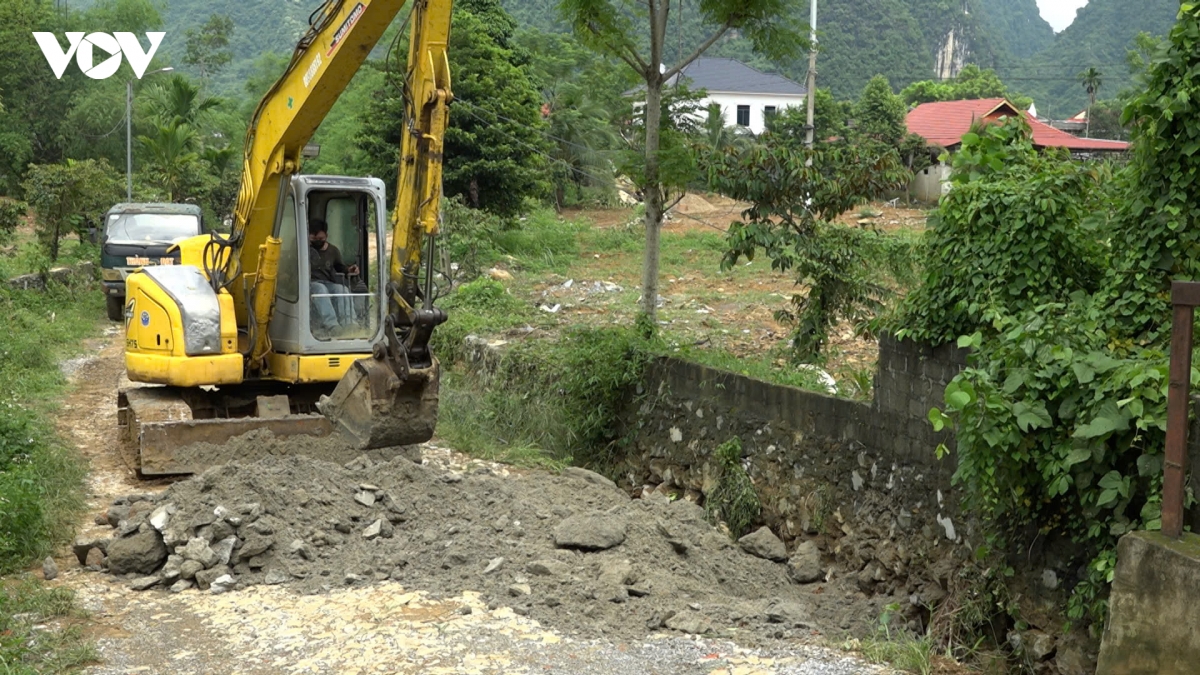 thanh hoa cong an cung nguoi dan o ngoc lac ve sinh moi truong sau mua lu hinh anh 16