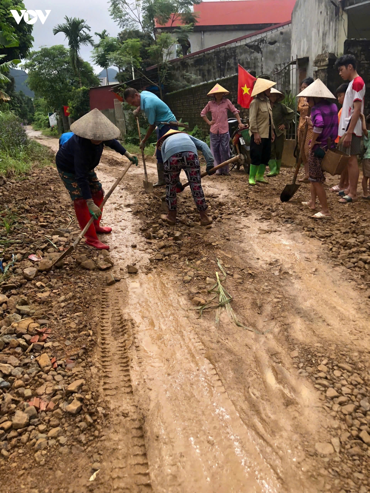 thanh hoa cong an cung nguoi dan o ngoc lac ve sinh moi truong sau mua lu hinh anh 13
