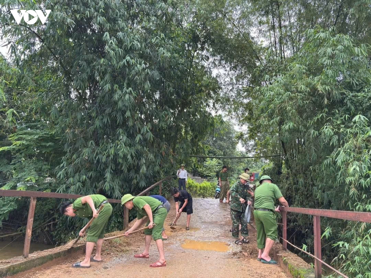 thanh hoa cong an cung nguoi dan o ngoc lac ve sinh moi truong sau mua lu hinh anh 7