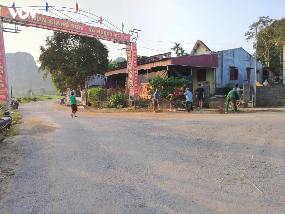 thanh hoa cong an cung nguoi dan o ngoc lac ve sinh moi truong sau mua lu hinh anh 1