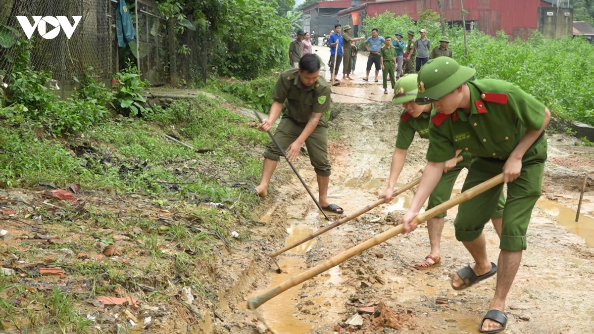 thanh hoa cong an cung nguoi dan o ngoc lac ve sinh moi truong sau mua lu hinh anh 15