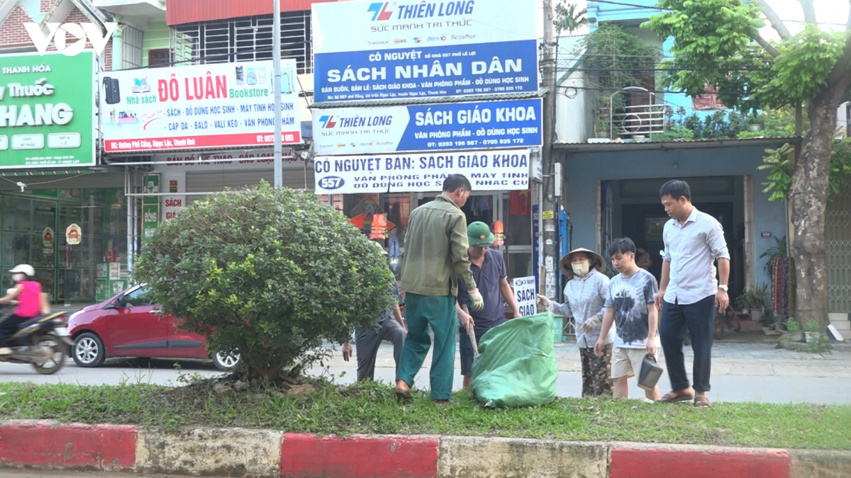 thanh hoa cong an cung nguoi dan o ngoc lac ve sinh moi truong sau mua lu hinh anh 12