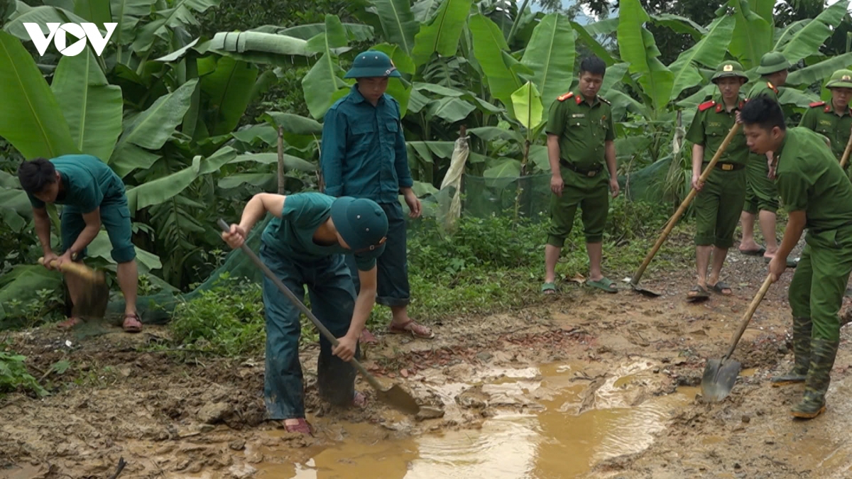 thanh hoa cong an cung nguoi dan o ngoc lac ve sinh moi truong sau mua lu hinh anh 6