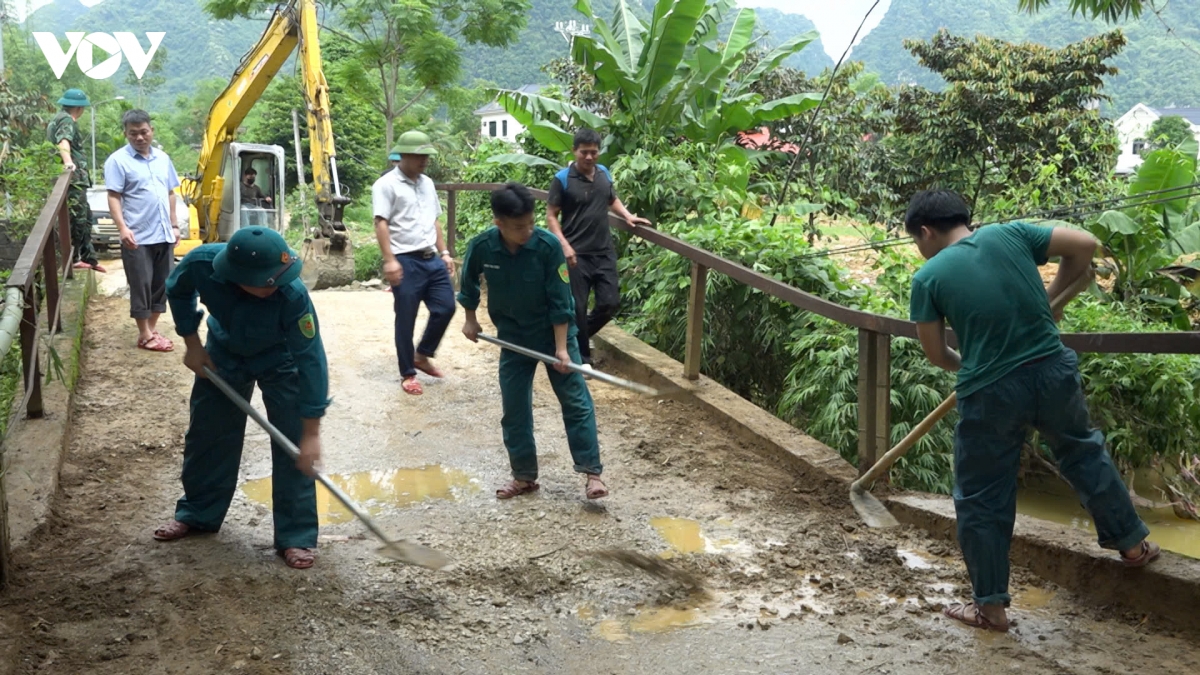 thanh hoa cong an cung nguoi dan o ngoc lac ve sinh moi truong sau mua lu hinh anh 4