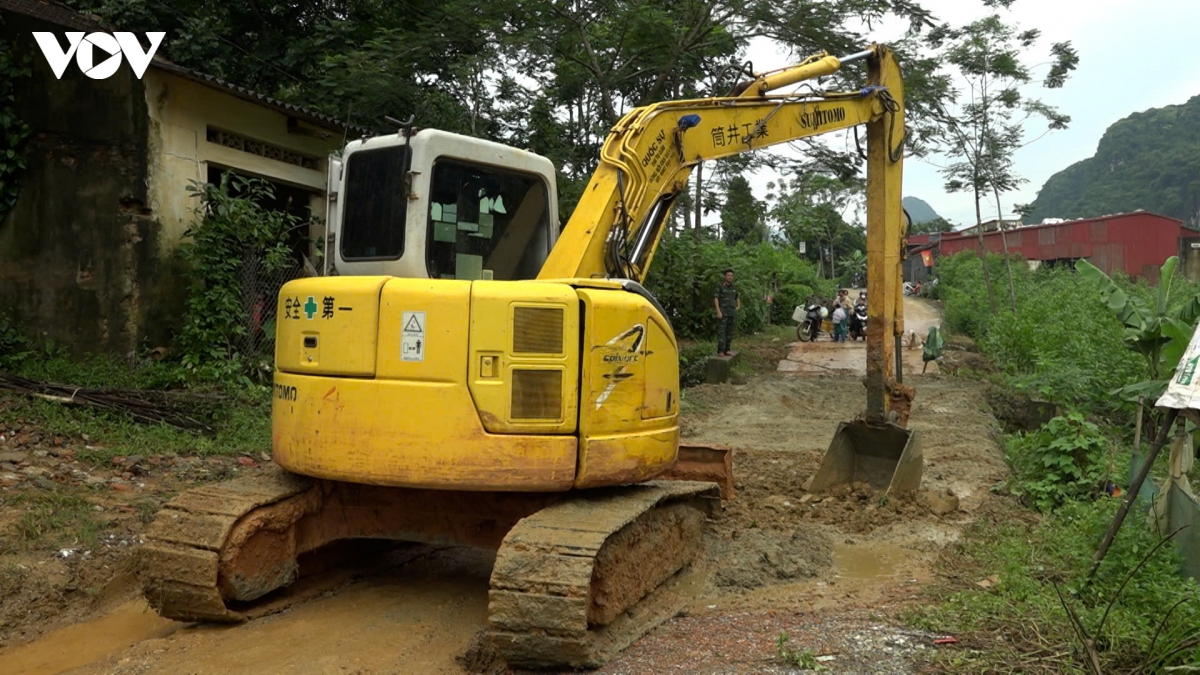 thanh hoa cong an cung nguoi dan o ngoc lac ve sinh moi truong sau mua lu hinh anh 3