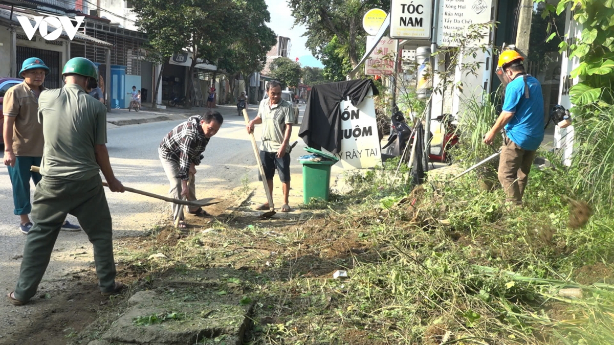 thanh hoa cong an cung nguoi dan o ngoc lac ve sinh moi truong sau mua lu hinh anh 14