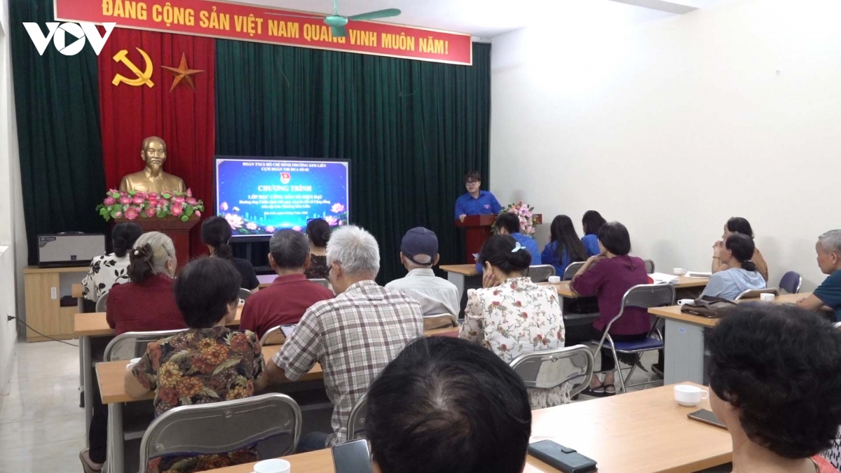 Người cao tuổi hào hứng “đi học” để làm chủ công nghệ số