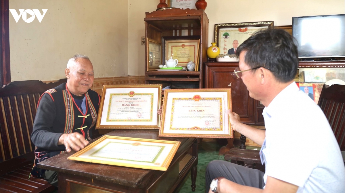 nguoi co uy tin gop suc giu binh yen buon lang o lam Dong hinh anh 2