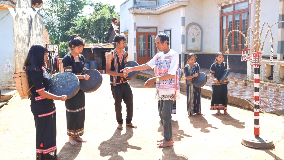 nguoi co uy tin gop suc giu binh yen buon lang o lam Dong hinh anh 3