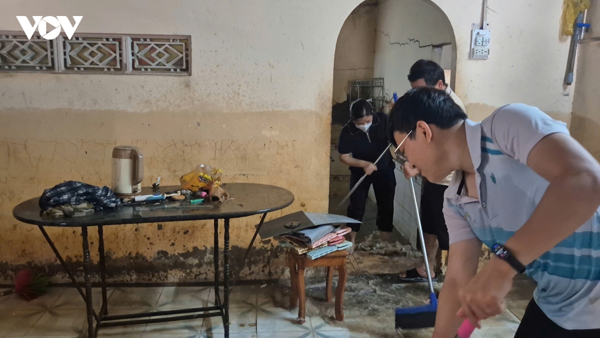nguoi-dan-don-dep-nha-cua-sau-khi-nuoc-rut.jpg