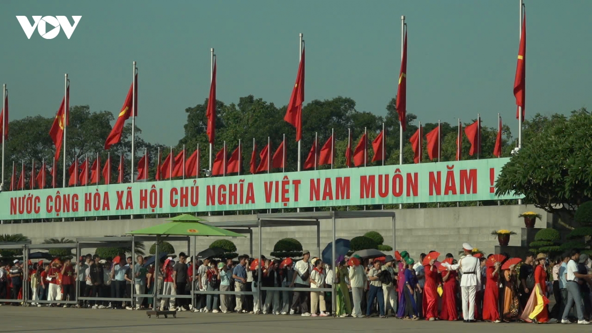 Dòng người vào Lăng viếng Bác với những cảm xúc dâng trào