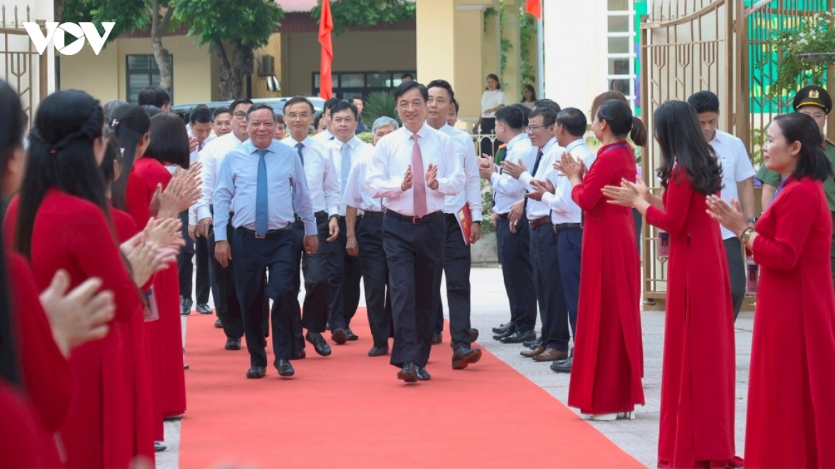 lanh dao Dang, nha nuoc du le khanh thanh diem truong va khai giang nam hoc moi hinh anh 14