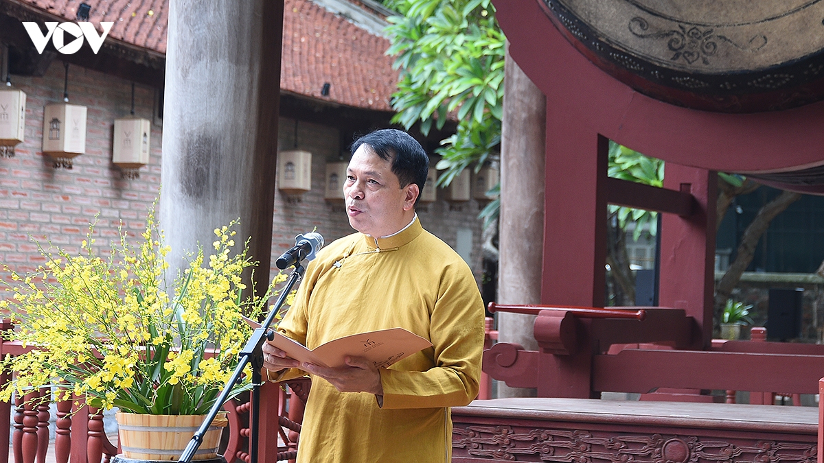 du khach nuoc ngoai hao hung choi trong tai van mieu - quoc tu giam hinh anh 2