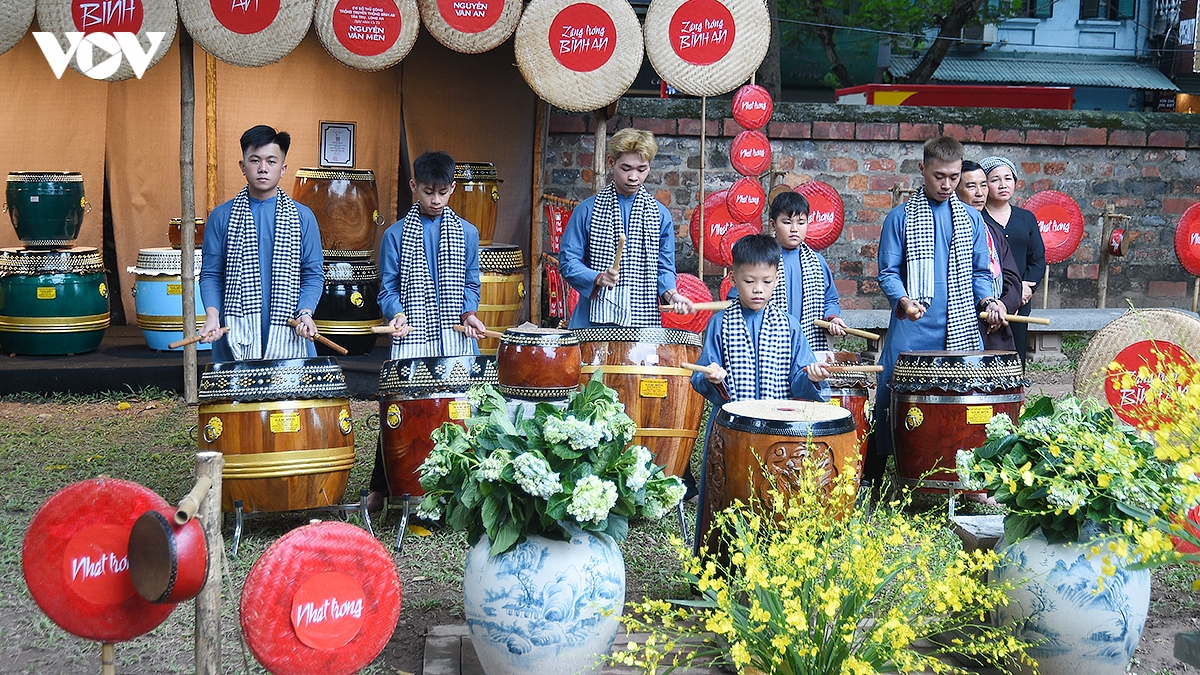 du khach nuoc ngoai hao hung choi trong tai van mieu - quoc tu giam hinh anh 7