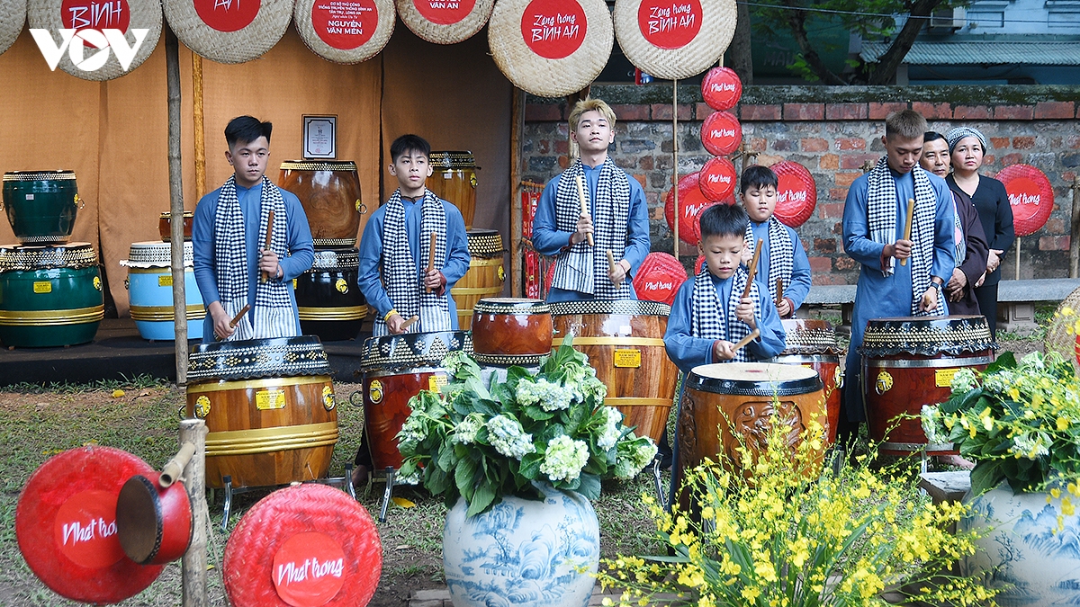 du khach nuoc ngoai hao hung choi trong tai van mieu - quoc tu giam hinh anh 11