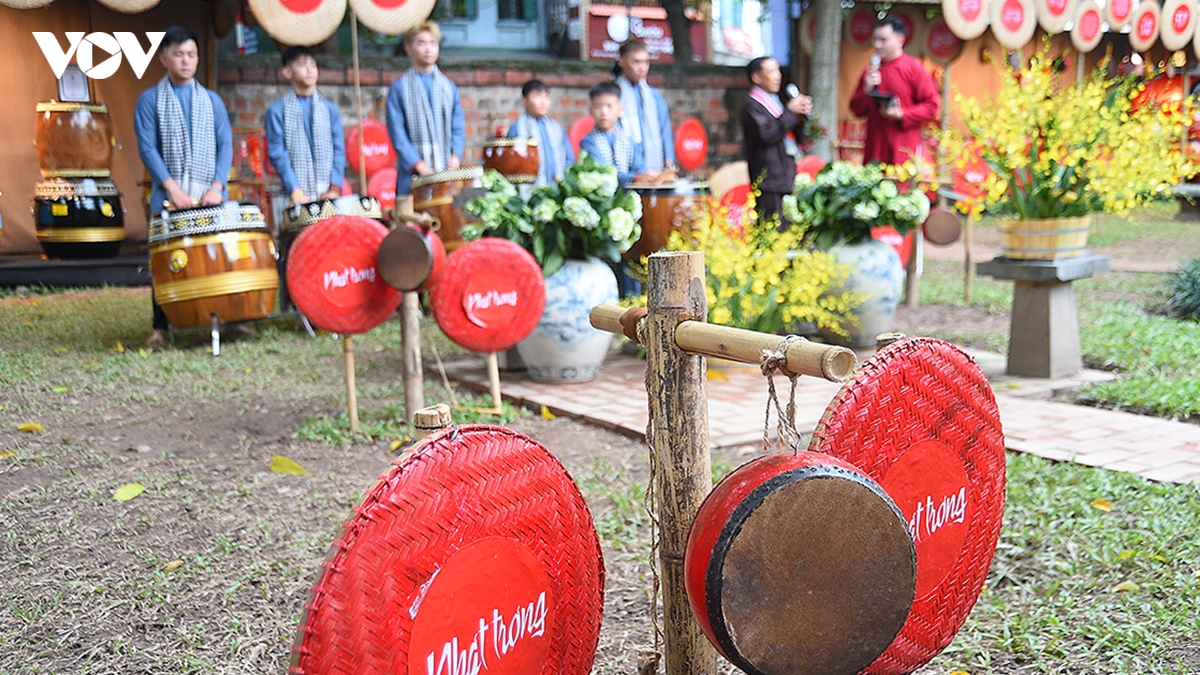 du khach nuoc ngoai hao hung choi trong tai van mieu - quoc tu giam hinh anh 8