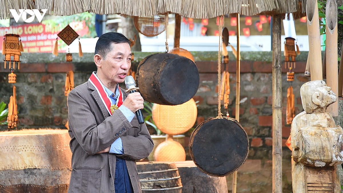 du khach nuoc ngoai hao hung choi trong tai van mieu - quoc tu giam hinh anh 13