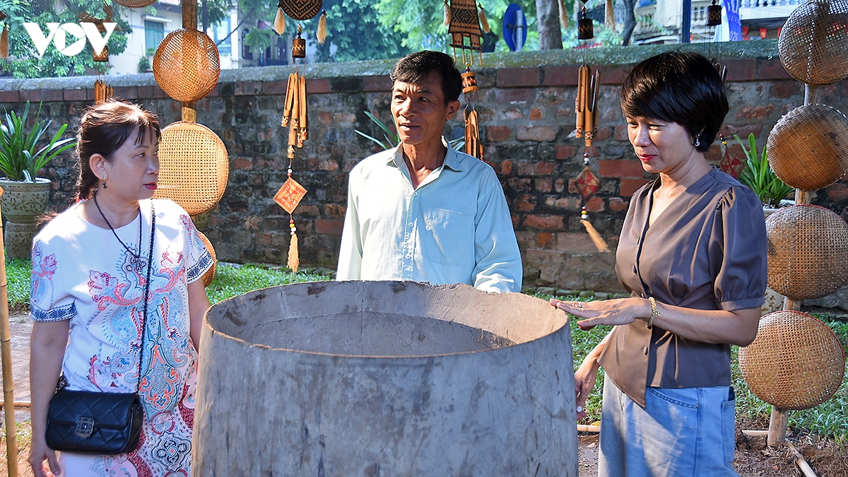 du khach nuoc ngoai hao hung choi trong tai van mieu - quoc tu giam hinh anh 12