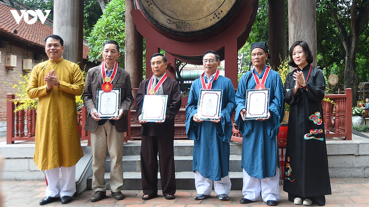 du khach nuoc ngoai hao hung choi trong tai van mieu - quoc tu giam hinh anh 14