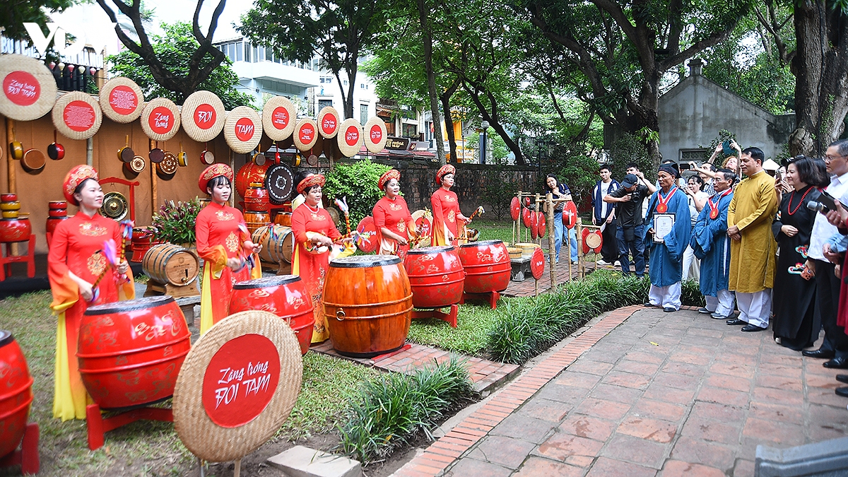 du khach nuoc ngoai hao hung choi trong tai van mieu - quoc tu giam hinh anh 3
