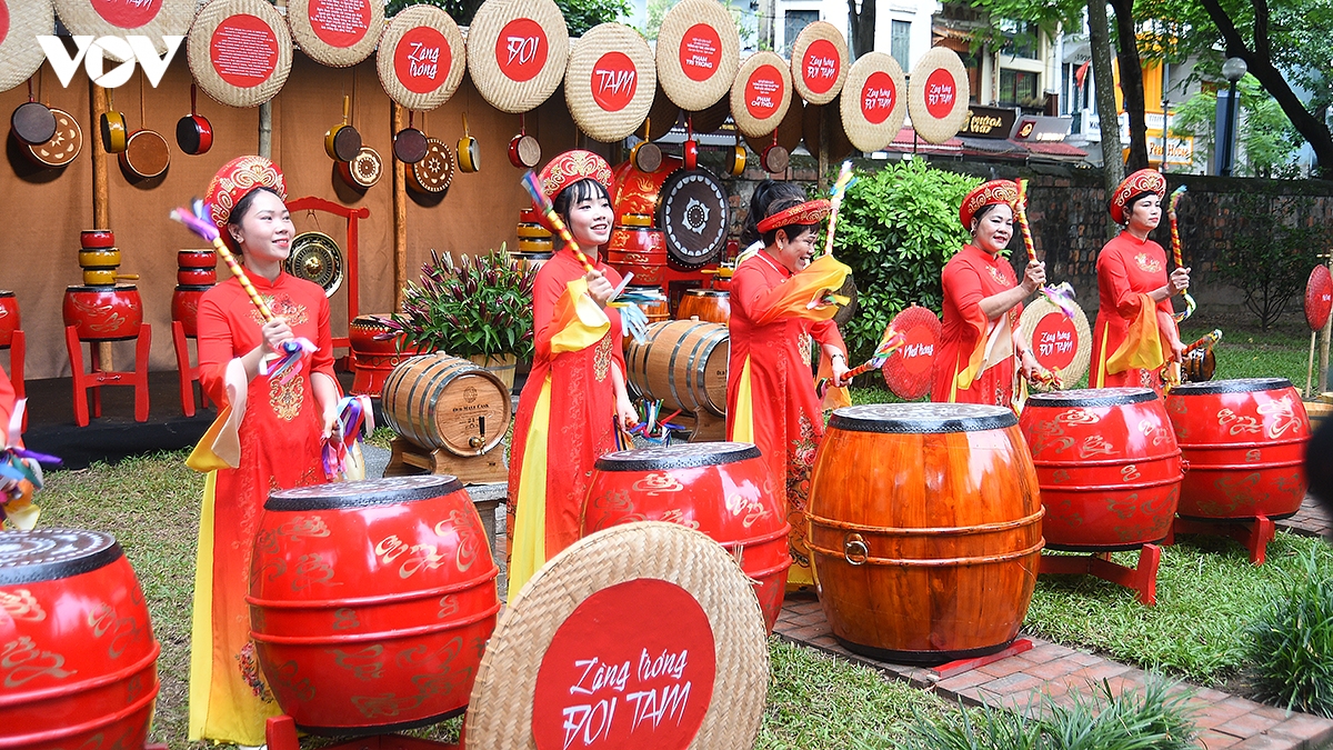 du khach nuoc ngoai hao hung choi trong tai van mieu - quoc tu giam hinh anh 4