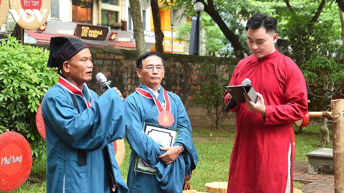 du khach nuoc ngoai hao hung choi trong tai van mieu - quoc tu giam hinh anh 9