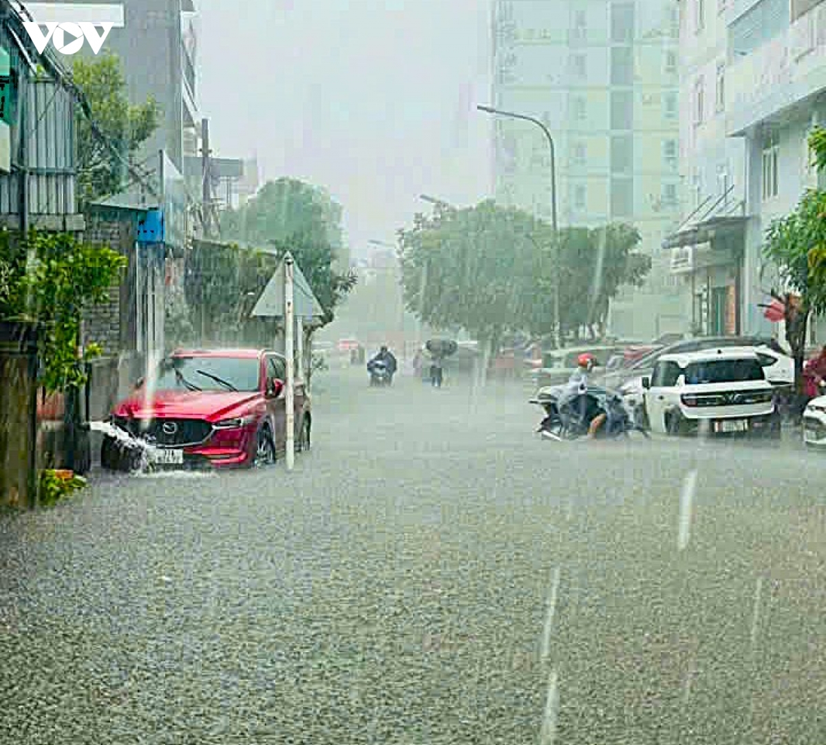 mua xoi xa, nhieu tuyen duong do thi vinh o nghe an ngap sau ca met hinh anh 1