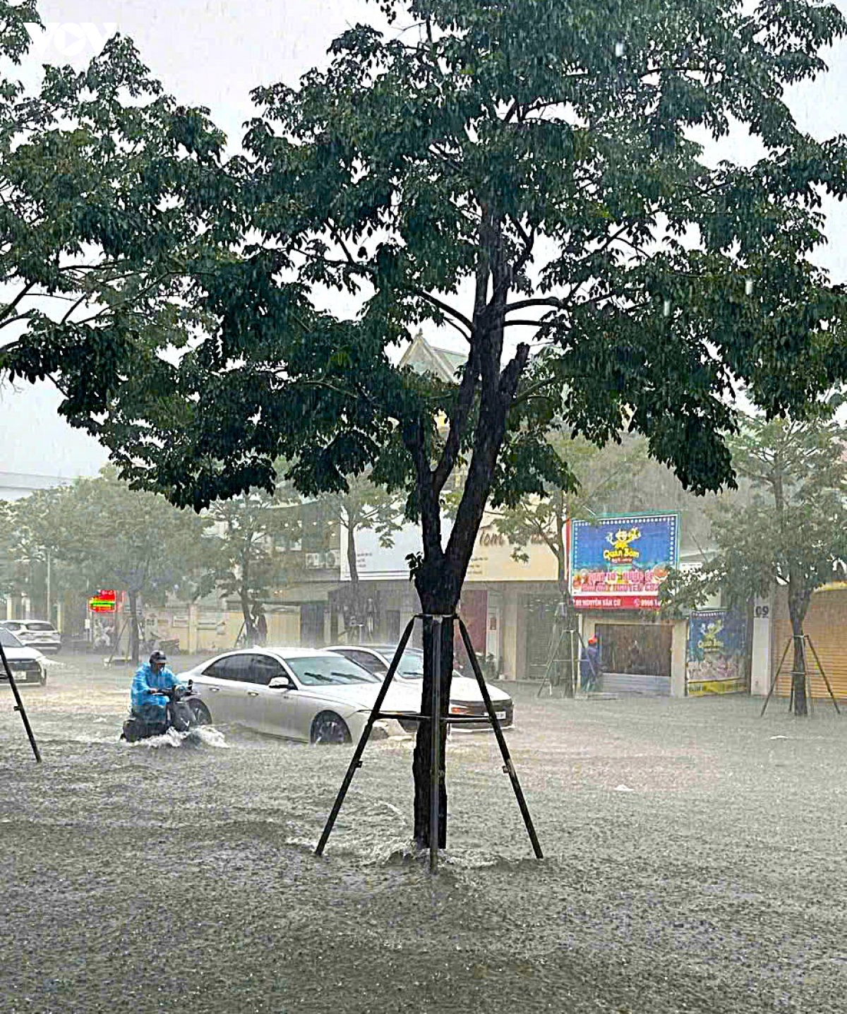 mua xoi xa, nhieu tuyen duong do thi vinh o nghe an ngap sau ca met hinh anh 2
