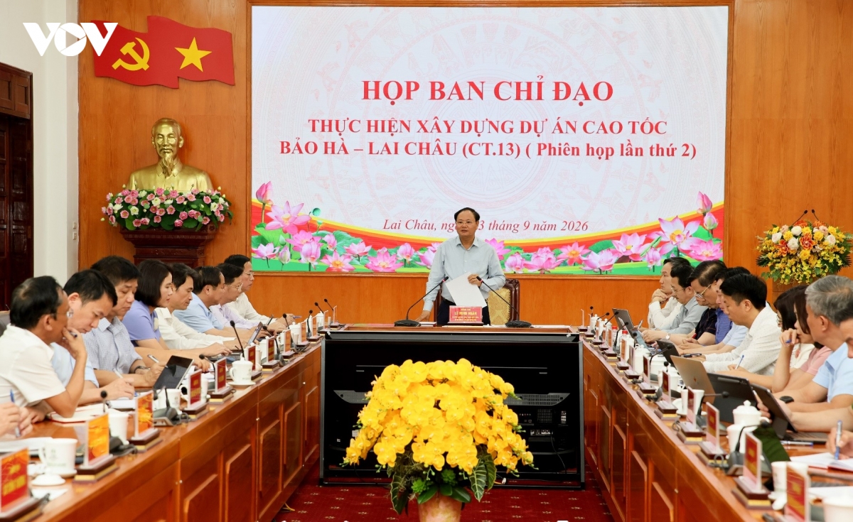 ong-le-minh-ngan-bi-thu-tinh-uy-chu-tich-hdnd-tinh-truong-ban-chi-dao-tinh-du-an-dieu-hanh-cuoc-hop.jpg