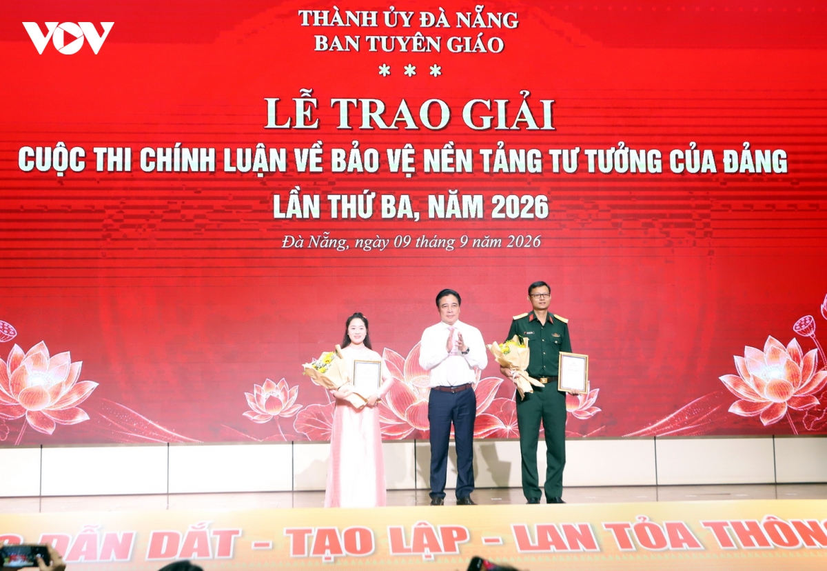 Da nang trao giai cuoc thi chinh luan ve bao ve nen tang tu tuong cua Dang hinh anh 1