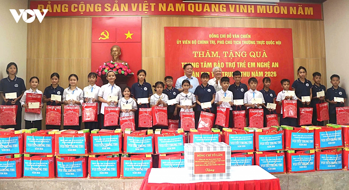 pho chu tich thuong truc quoc hoi trao qua trung thu cho tre em kho khan o nghe an hinh anh 3