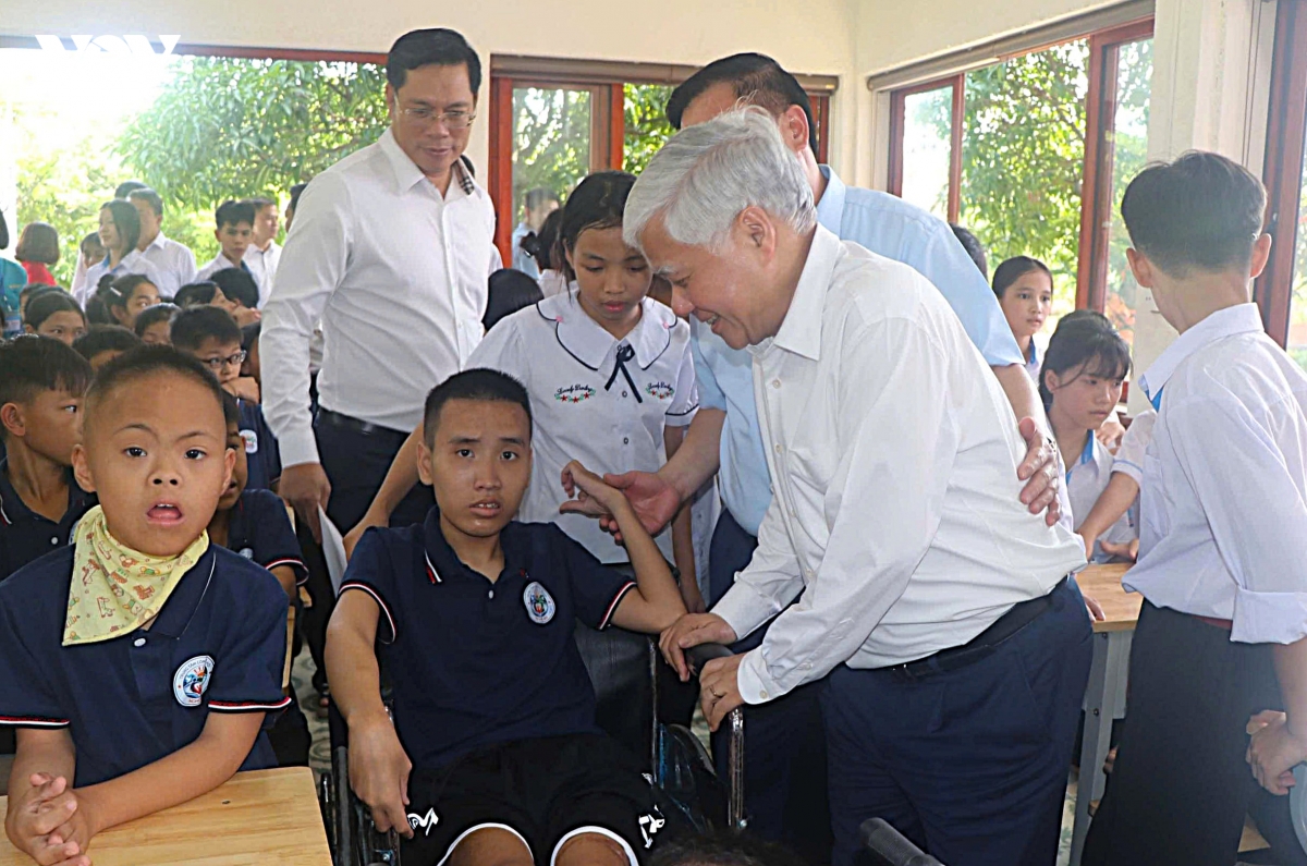 pho chu tich thuong truc quoc hoi trao qua trung thu cho tre em kho khan o nghe an hinh anh 2
