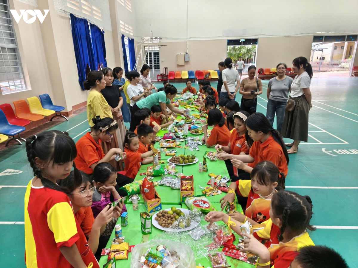 chap canh niem vui trung thu cho tre khuyet tat tai Dak lak hinh anh 4