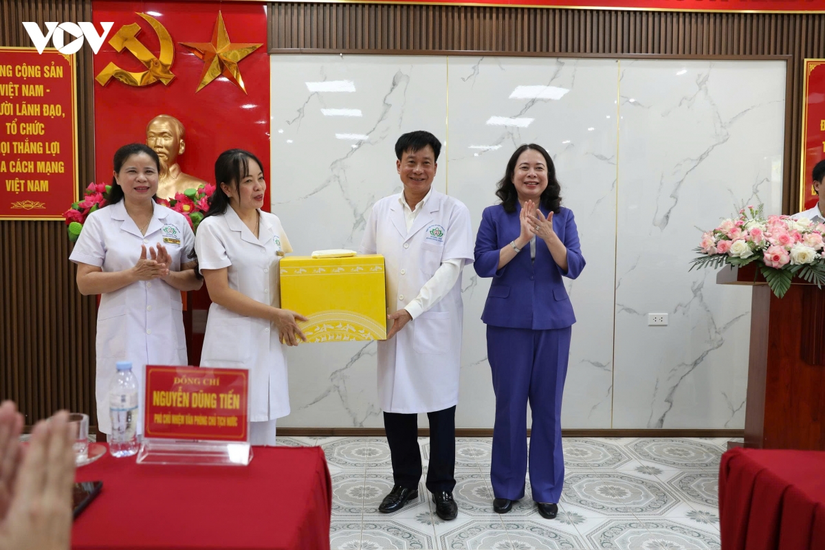 pho chu tich nuoc vo thi Anh xuan tang qua trung thu cho benh nhi hinh anh 6