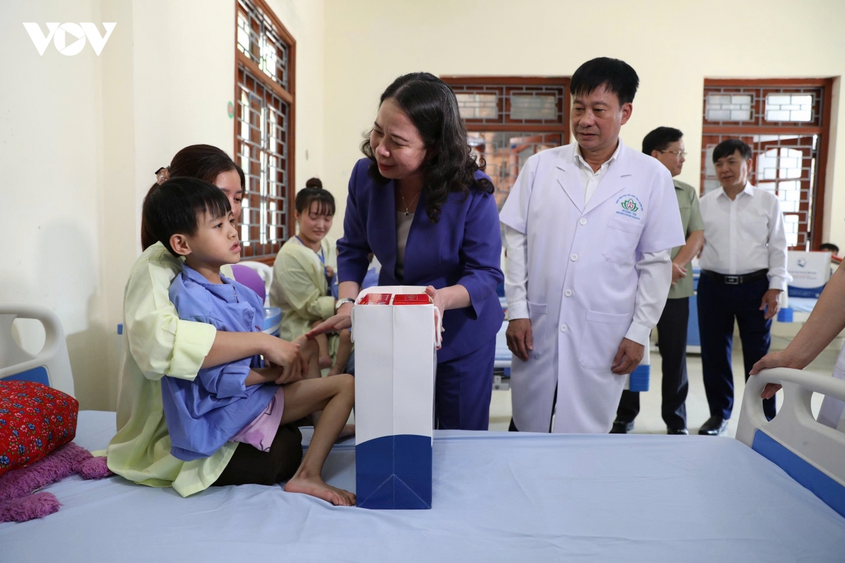 pho chu tich nuoc vo thi Anh xuan tang qua trung thu cho benh nhi hinh anh 7