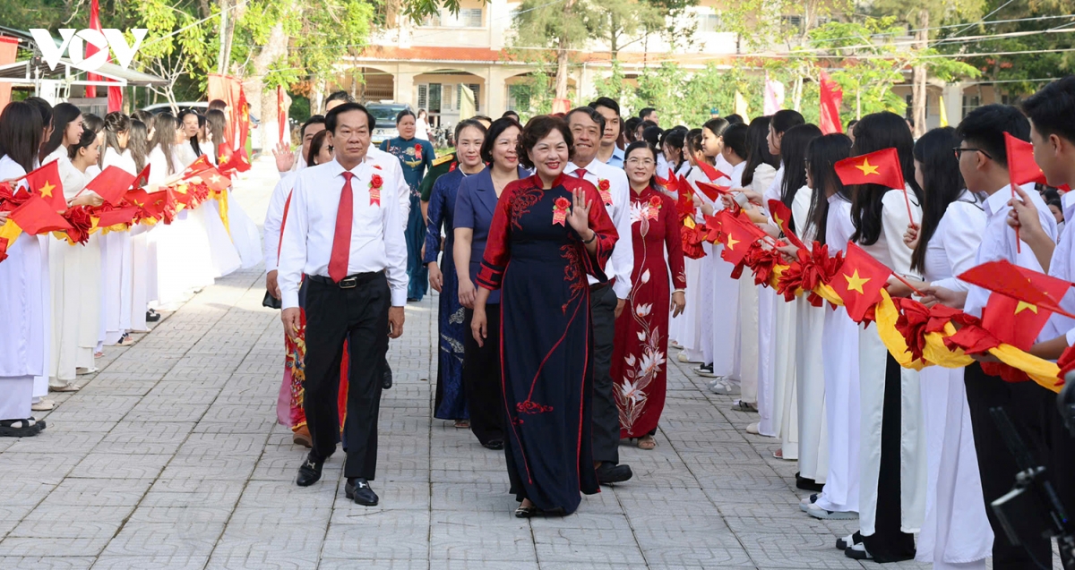 lanh dao Dang, nha nuoc du le khanh thanh diem truong va khai giang nam hoc moi hinh anh 31