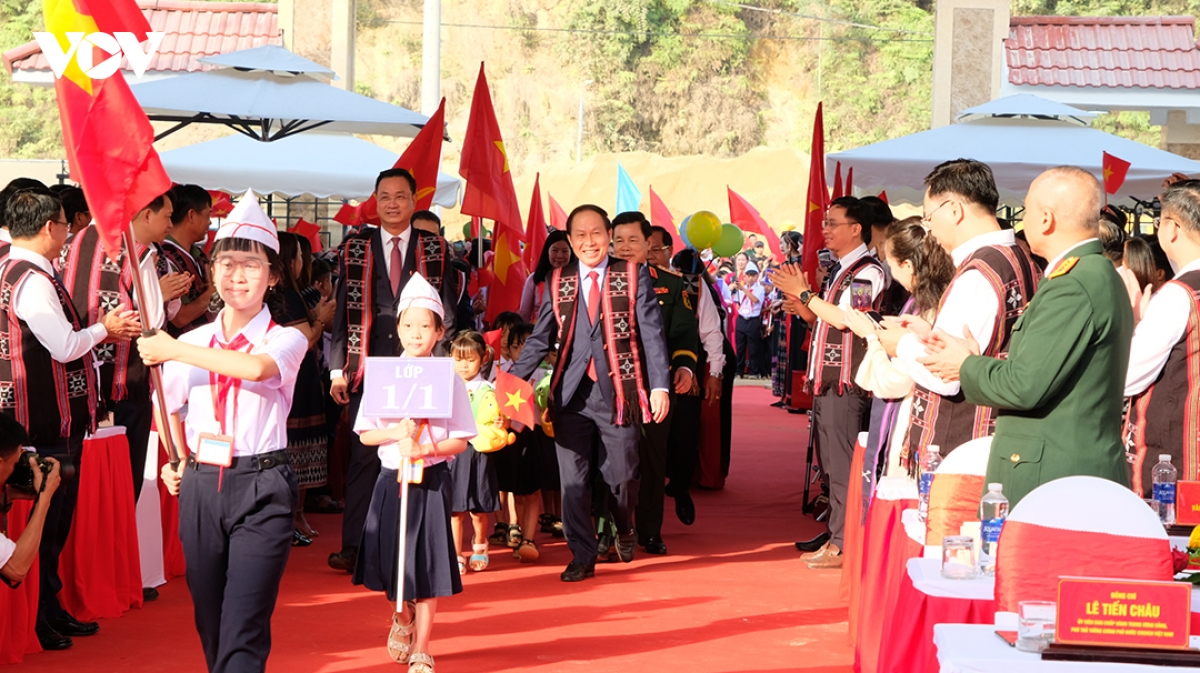 ron rang khai giang nam hoc moi o mien trung hinh anh 3
