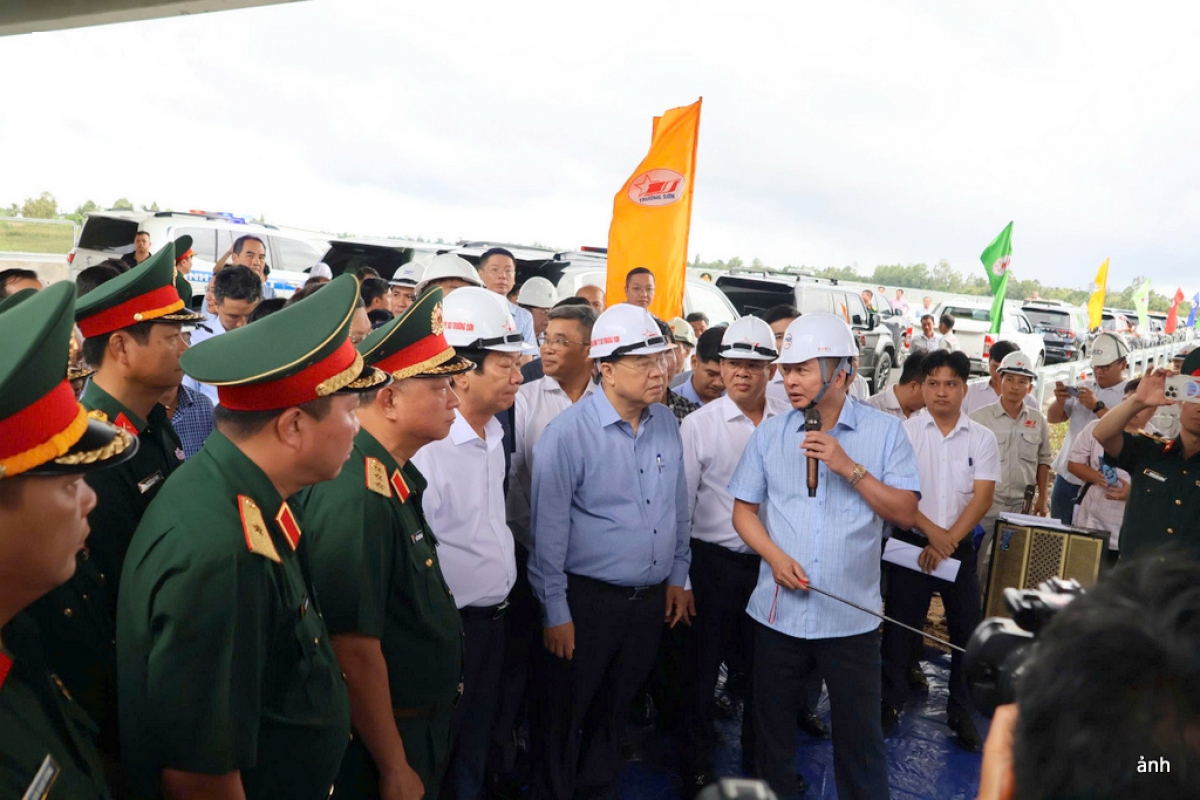 pho thu tuong pham gia tuc kiem tra, lam viec ve cac du an dien tai can tho hinh anh 2