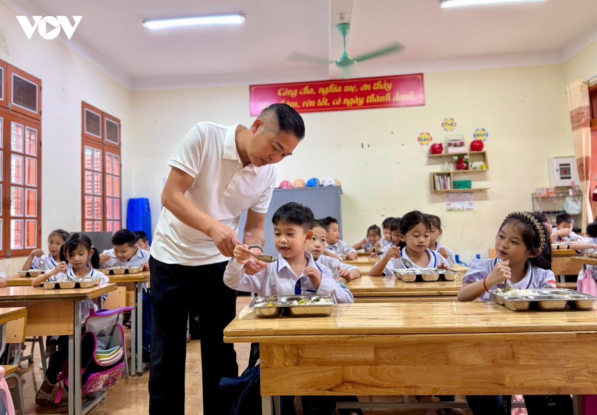 nha truong giam sat, phu huynh dong hanh cung bua an ban tru hinh anh 3