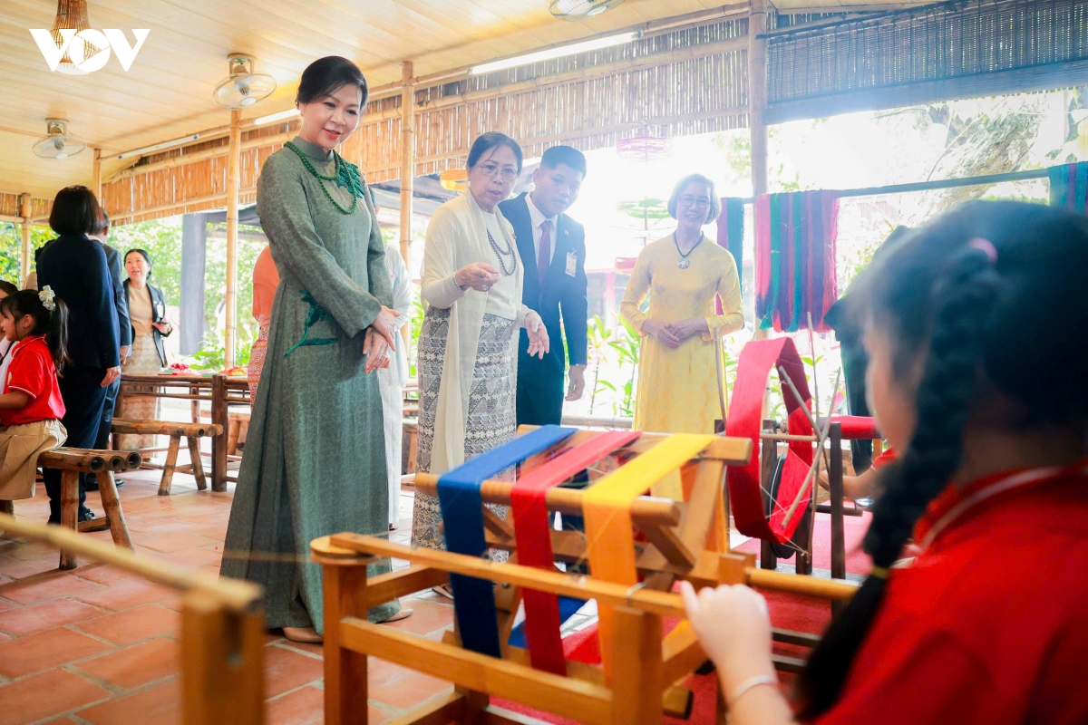 Phu nhân Tổng Bí thư, Chủ tịch nước Tô Lâm và Phu nhân Tổng thống Myanmar thăm làng lụa Vạn Phúc