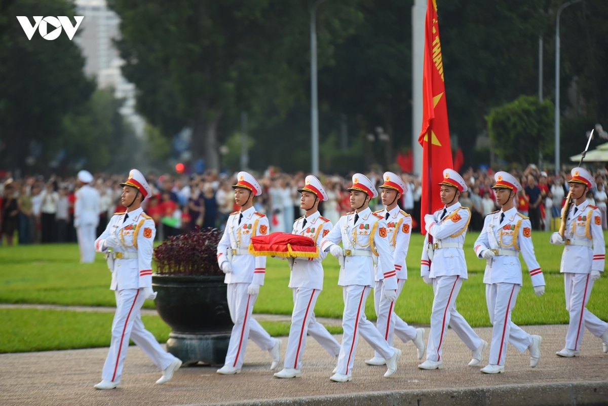 hang nghin nguoi dan theo doi le thuong co tren quang truong ba Dinh sang 1 9 hinh anh 7