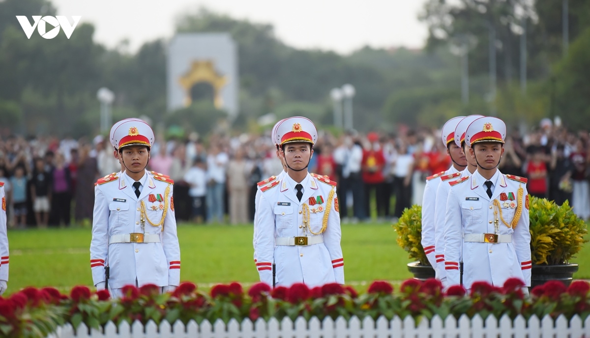 hang nghin nguoi dan theo doi le thuong co tren quang truong ba Dinh sang 1 9 hinh anh 8