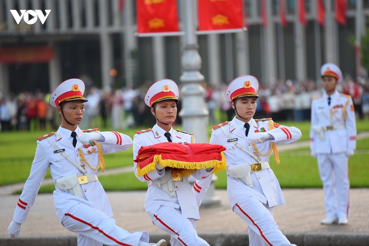 hang nghin nguoi dan theo doi le thuong co tren quang truong ba Dinh sang 1 9 hinh anh 9
