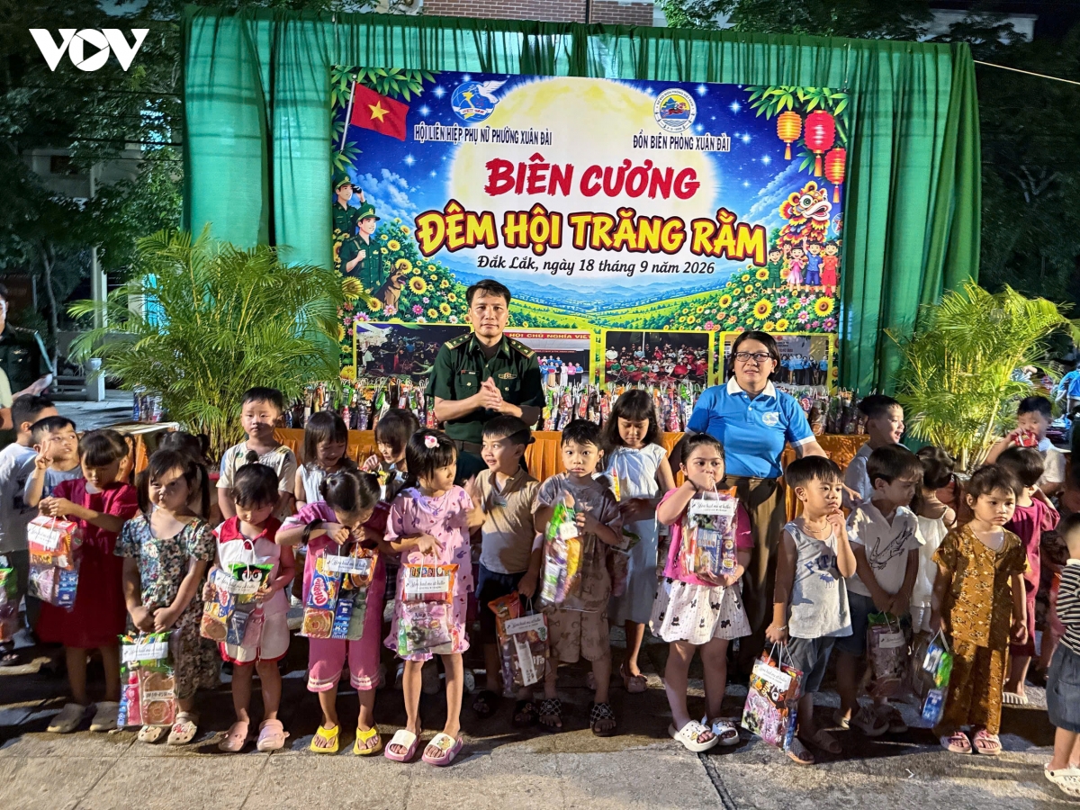 Hơn 2.200 suất quà Trung thu đến với thiếu nhi vùng biên giới Đắk Lắk