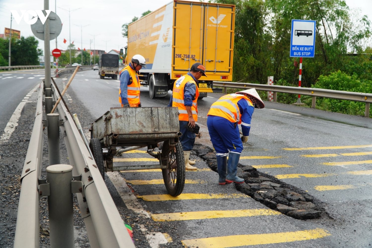 sau dot mua lon, quoc lo 1a qua thanh pho hue xuat hien nhieu o ga hinh anh 2